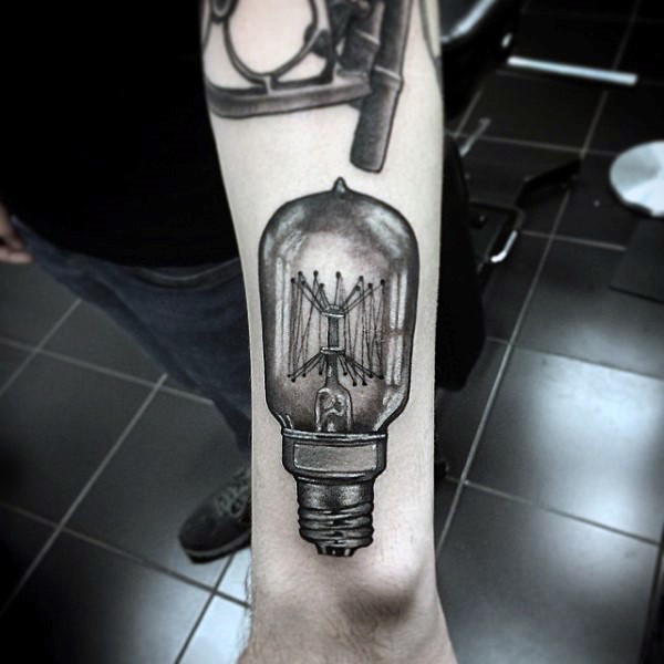 Realismus Stil farbiges Arm Tattoo mit großer Glühbirne