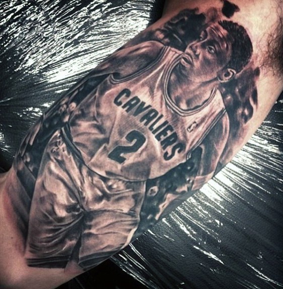 Realismus Stil gefärbtes Bizeps Tattoo des Basketball Spielers