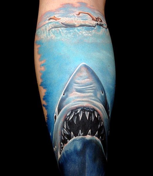 Realismus Stil farbiges Bein Tattoo mit großem Hai und schwimmender Frau