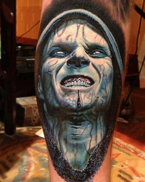 Realismus Stil farbiges Bein Tattoo von Held aus Blade 2 Film Vampir
