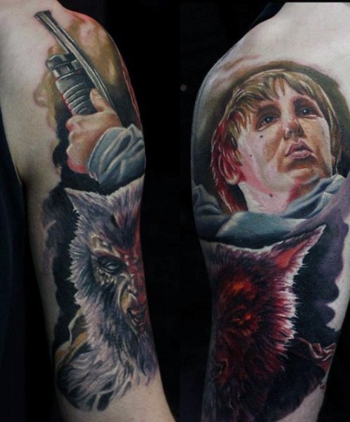 Realismus Stil farbiges Schulter Tattoo von Werwolf mit Jäger