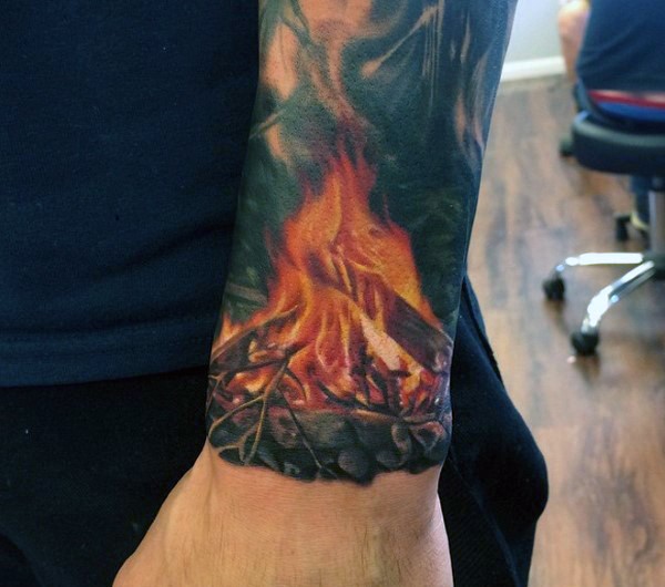 Realismus Stil kleines farbiges Tattoo am Handgelenk von brennendem Feuer