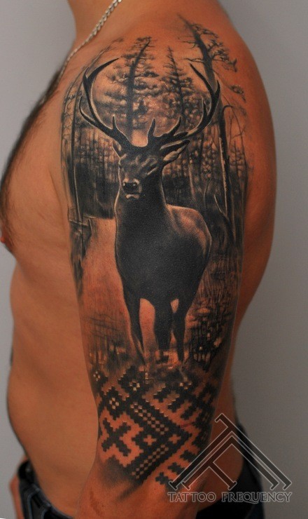 Realismus Stil detailliertes Schulter Tattoo von Rotwild im Wald