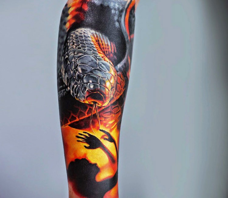 Realismus Stil detailliertes Schlange Tattoo am Ärmel mit mystischer Silhouette der Frau