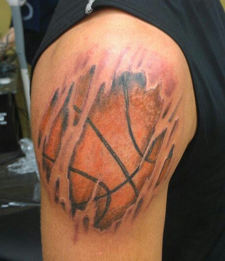 Realismus Stil Schulter Tattoo mit Basketball unter der Haut