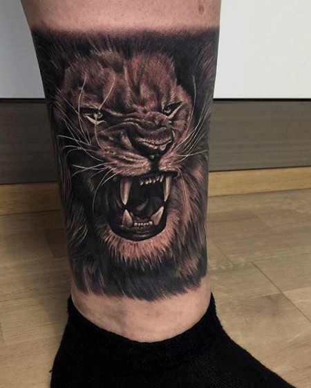 Realismus Stil sehr detailliertes Bein Tattoo mit brüllendem Löwen