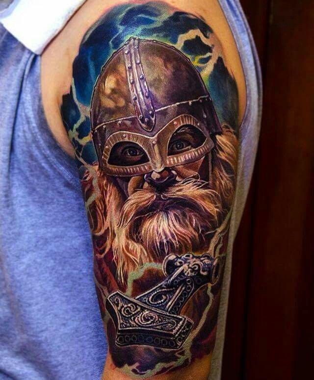Realismus Stil sehr detailliertes Schulter Tattoo mit dem alten mittelalterlichen Krieger