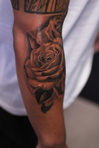 realistico americano classico nero e grigio rosa tatuaggio su braccio