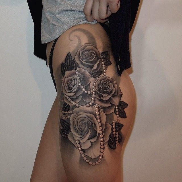 Tatuaje en el muslo, cuatro hermosas rosas de color gris