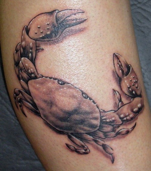 Tatuaje de cangrejo en la pierna