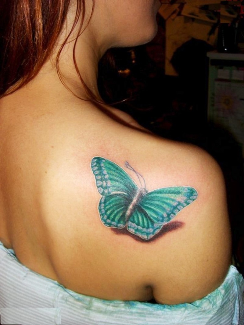 Tatuaje en el hombro, mariposa linda volumétrica con sombra
