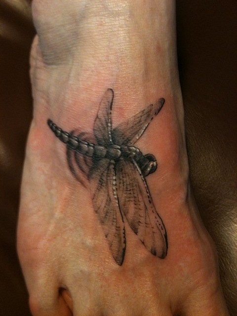Realistische Libelle Tattoo am Fuß