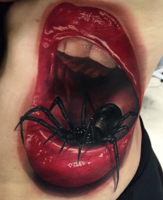 Araña espantosa realista en el tatuaje de la boca