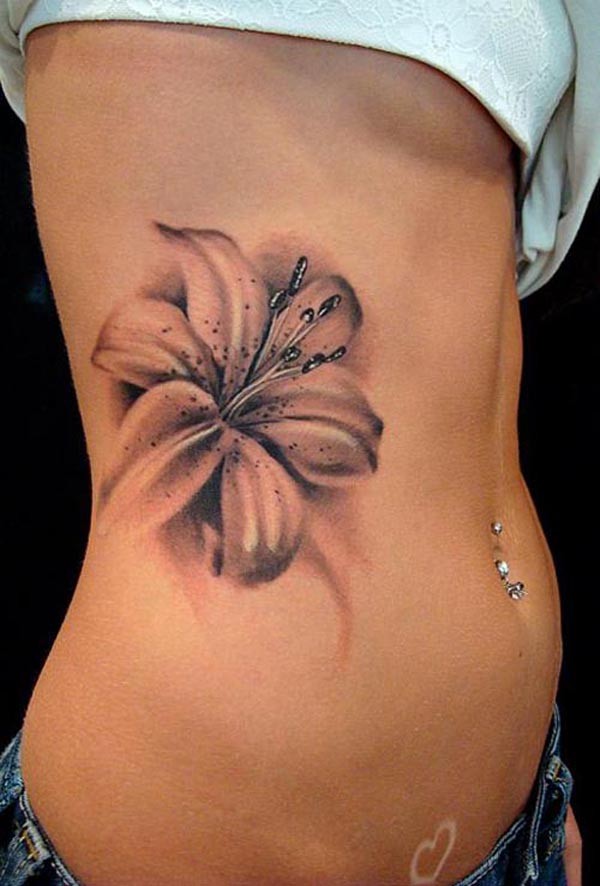 Realistische graue Magnolie Blume Tattoo an der Seite