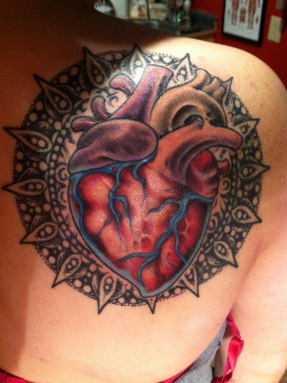 Tatuaje en el hombro, corazón y mandala