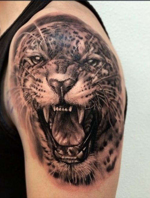 Tatuaje en el brazo, rostro de leopardo que gruñe