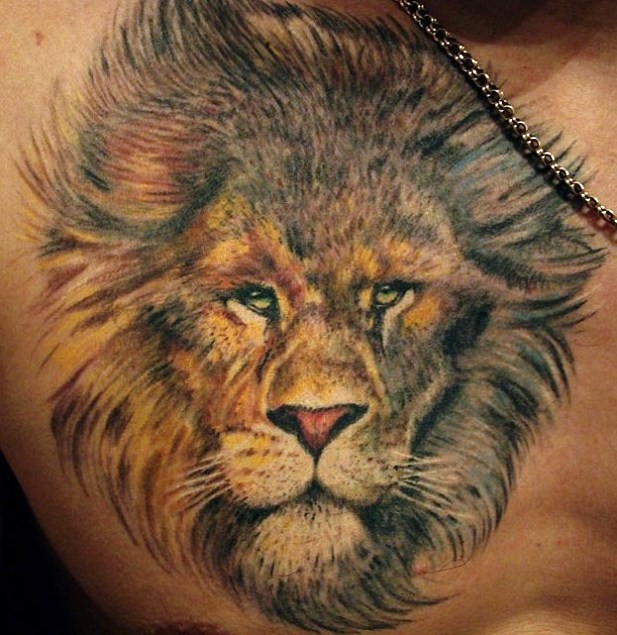 Tattoo von realistischem Löwenkopf auf der Brust