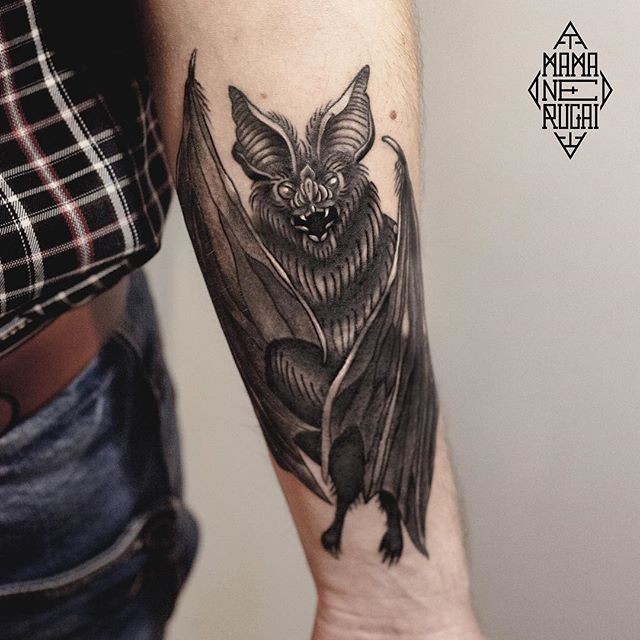 realistico grande pauroso pepistrello bianco e nero tatuaggio su braccio