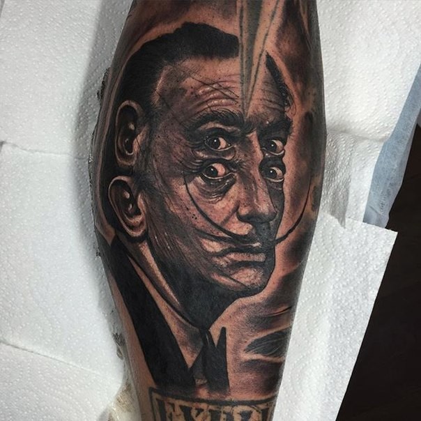 Realistisch aussehender schwarzer und grauer mystischer Mann Porträt Tattoo am Bein