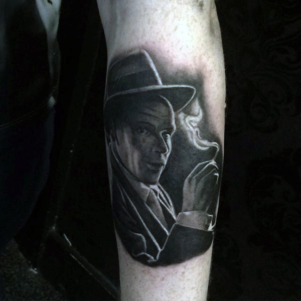 Realistisch aussehender rauchender Mafioso schwarzes Tattoo am Arm