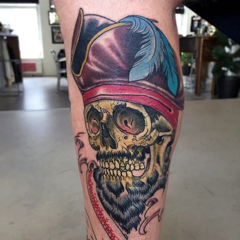 Tatuaje en la pierna, cráneo viejo de pirata en sombrero con pluma