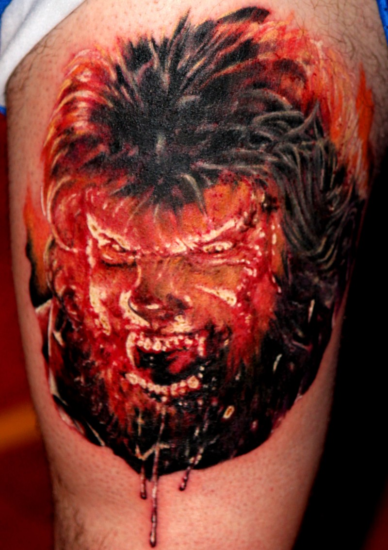 Realistisch aussehendes farbiges Oberschenkel Tattoo mit bösem Werwolf