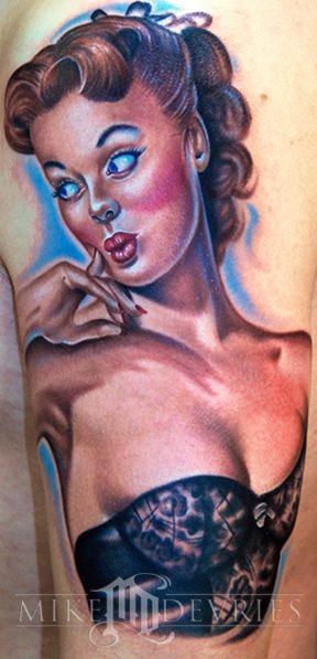 realistico dipinto colorato ragazza d&quotepoca pin up tatuaggio su gamba