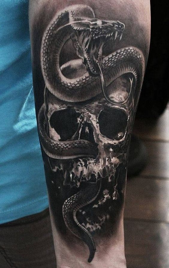 Tatuaje de aspecto realista que mira el brazo del cráneo humano con la serpiente malvada