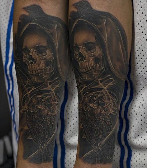 Tatuaje en el antebrazo, esqueleto detallado en capa negra y cuervo oscuro