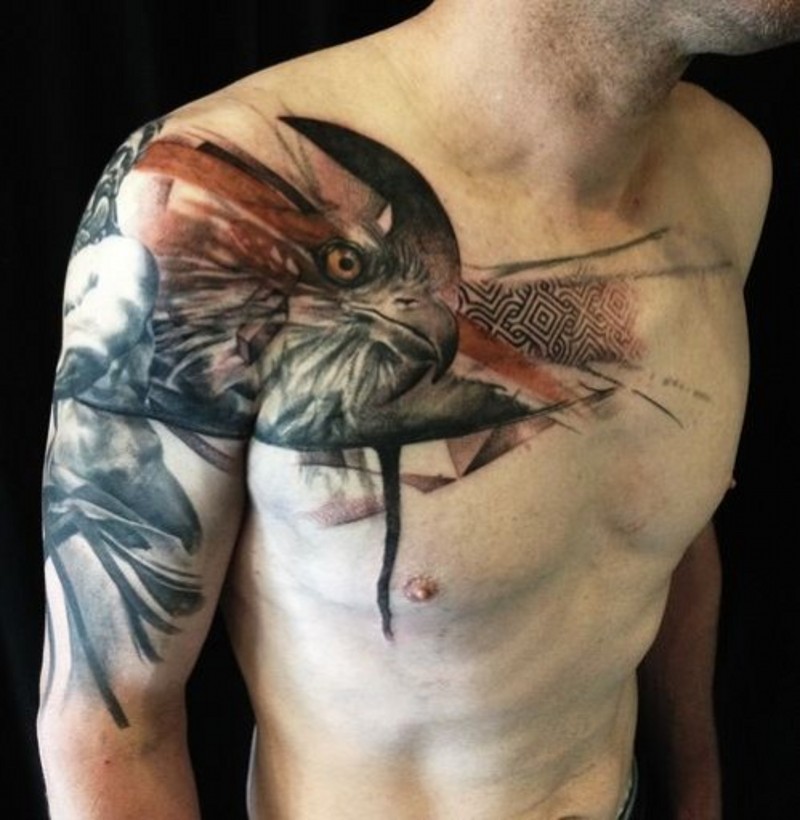 Tatuaje en el hombro,
rostro de águila con abstracción