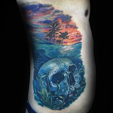 realistico multicolore oceano con cranio sotto acqua tatuaggio su lato