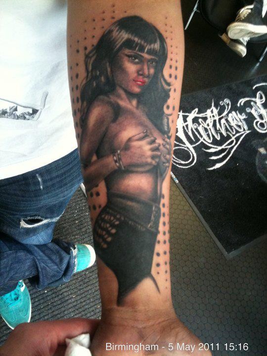 realistico bel dipinto dettagliato seducente donna nuda tatuaggio su braccio