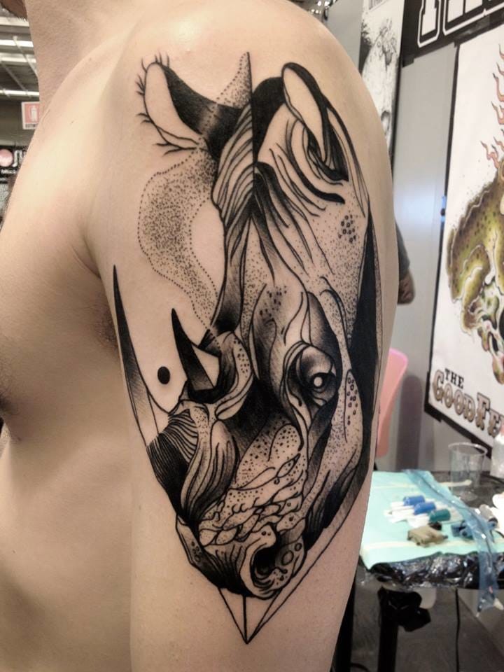 Un&quotimmagine realistica dipinta da Michele Zingales nel tatuaggio del braccio superiore in stile dot dot di testa di rinoceronte