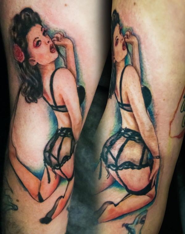 realistico dipinto grande colorato seducente donna tatuaggio su braccio