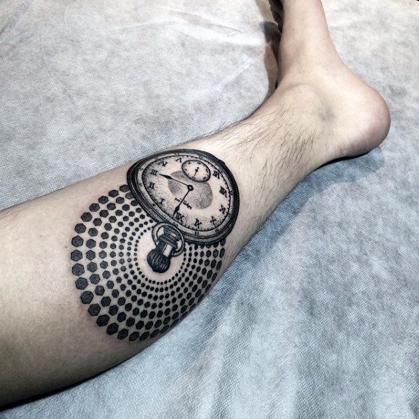 Tatuaje de pierna de estilo dotwork pintado realista del viejo reloj con adorno en forma de círculo