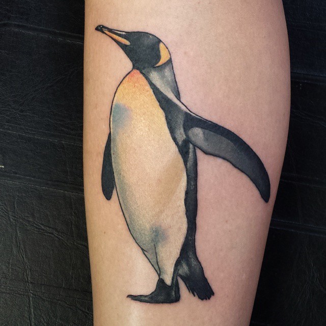 realistico pinguino tatuaggio disegno su gamba