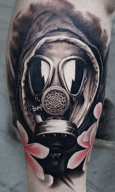 realistico foto inchiostro nero persona in maschera di gas tatuaggio su braccio