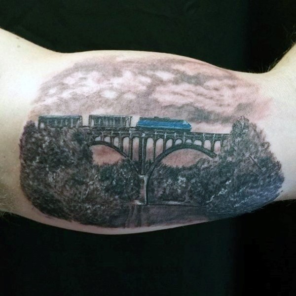 realistico foto colorato grande ponte su fiume con i mezzi tatuaggio su bicipite