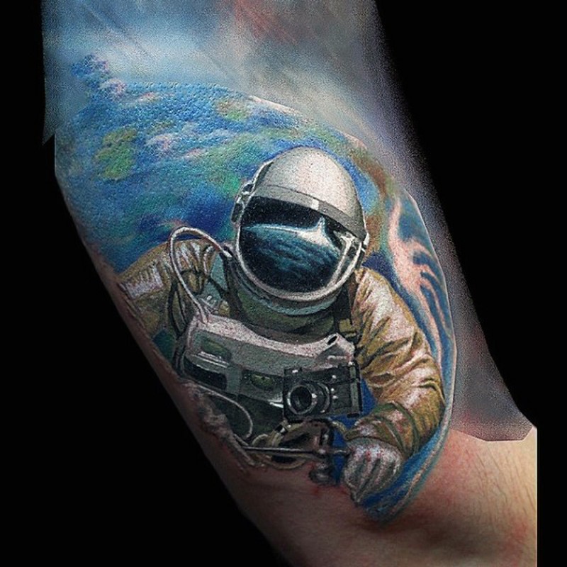 realistico foto colorato grande astronauta tatuaggio su braccio