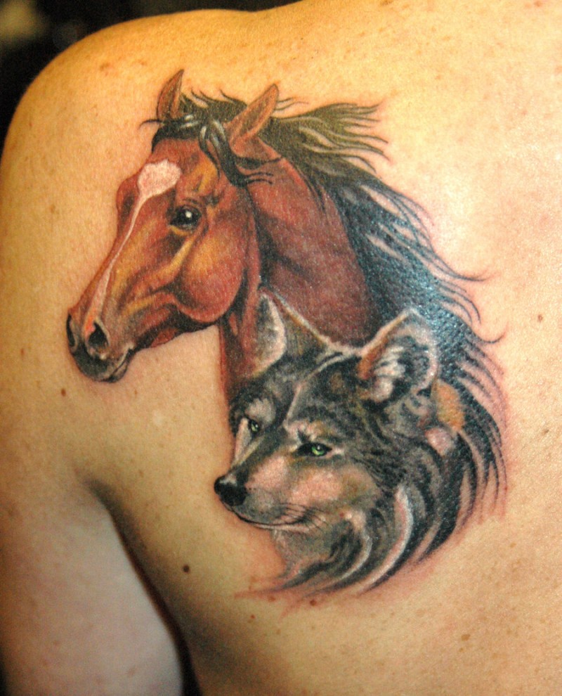 Tatuaje en el hombro,
retrato de lobo y caballo divinos