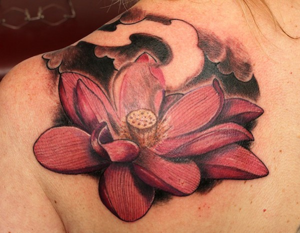 Tatuaje en el hombro, loto rojo bien pintado con humo