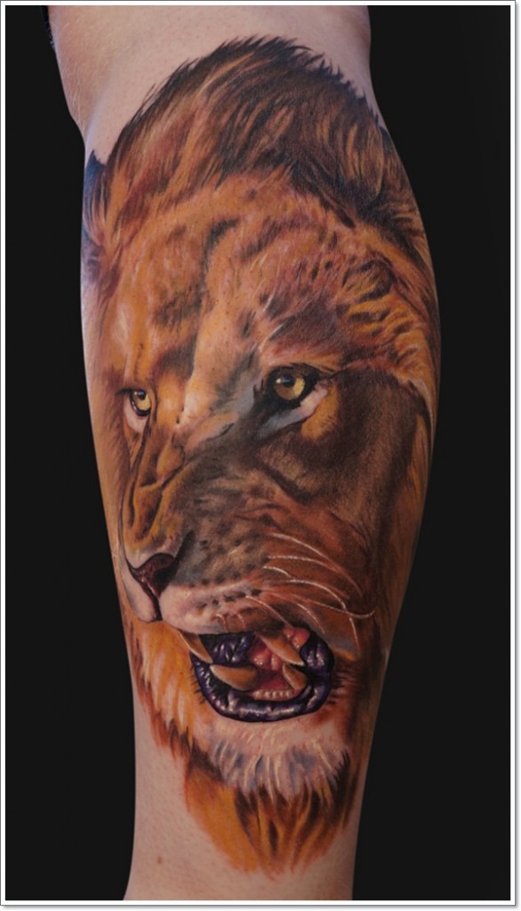 realistico leone ruggente tatuaggio sul braccio