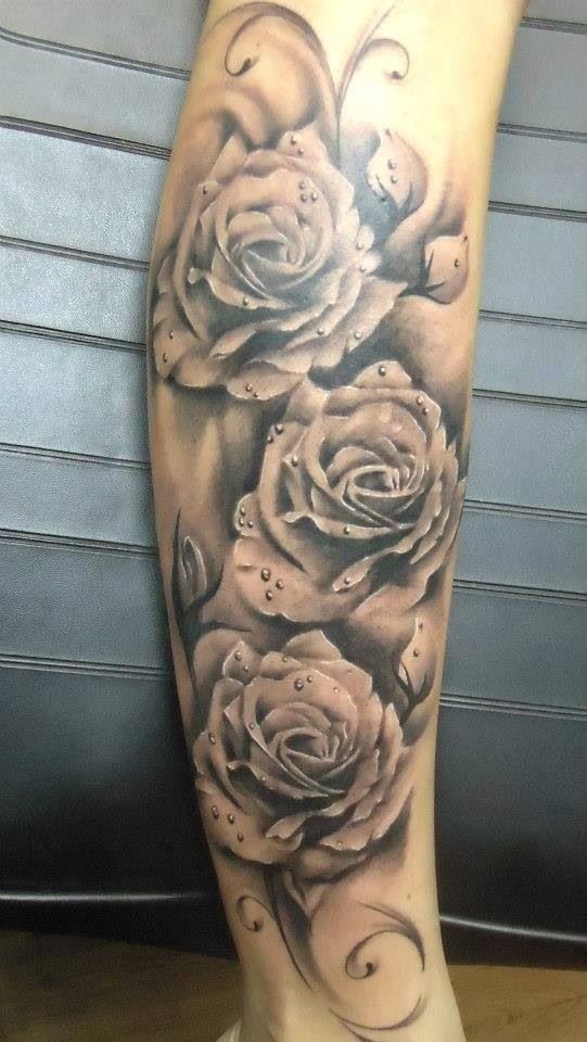 Tatuaggio realistico sul braccio le rose con le rugiade
