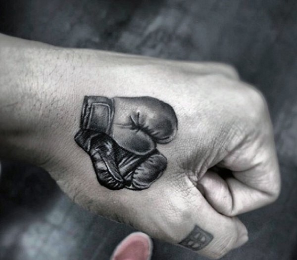 Realistische kleine Boxhandschuhe detailliertes Tattoo an der Hand