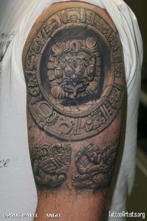 realistico pietra azteca tatuaggio sulla spalla