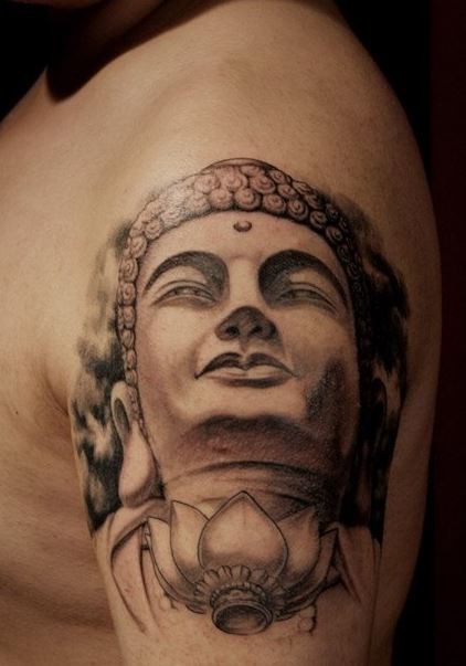 Realistischer steinerner Buddha-Kopf mit Lotus Tattoo an der Schulter