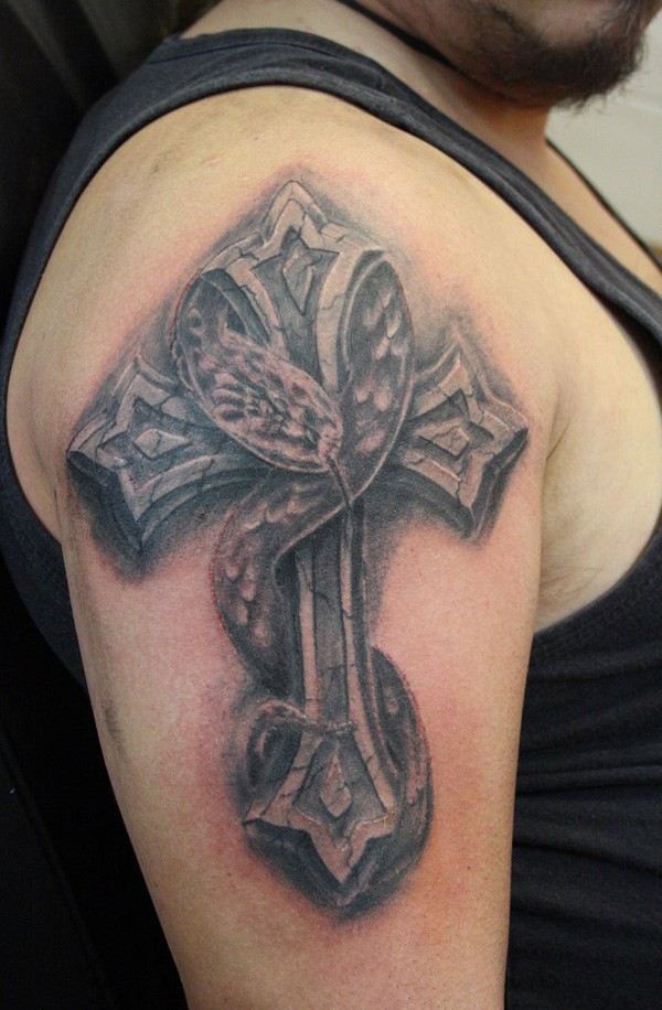 croce di pietra realistico e serpente intorno a mezza manica tatuaggio