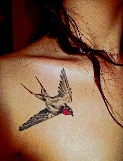 Tatuaje de golondrina con el cuello rojo
