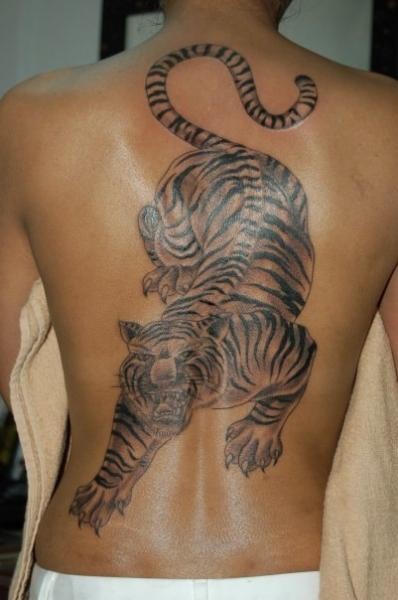 Realistische schwarze Tinte Tiger Tattoo am Rücken