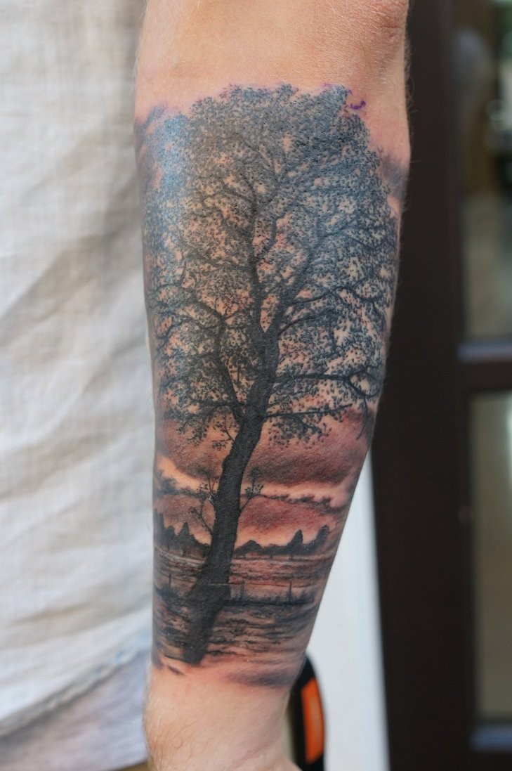 Tatuaggio grande sul braccio l&quotalbero